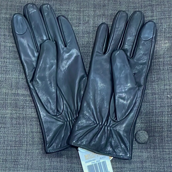Nwt MICHAEL MICHAEL KORS
Leather Astor Studded Gloves with Touch Tips - Picture 5 of 5